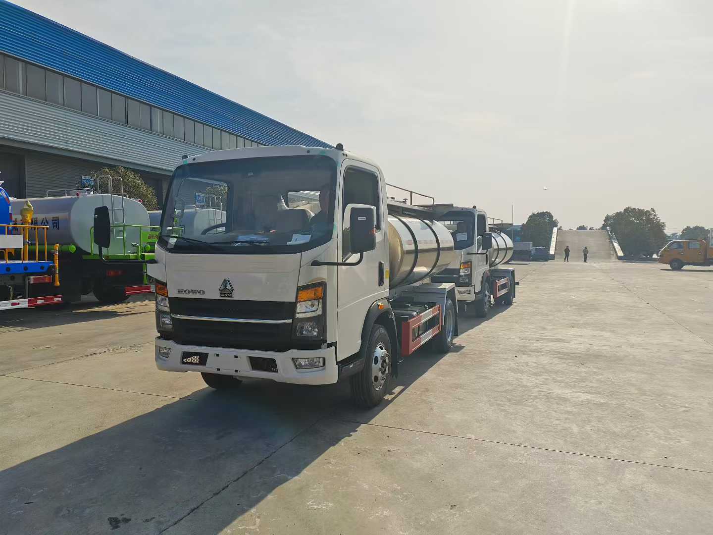 Heavy Duty Truck HOWO 4 × 2 Fresh Milk Transport Vehicle