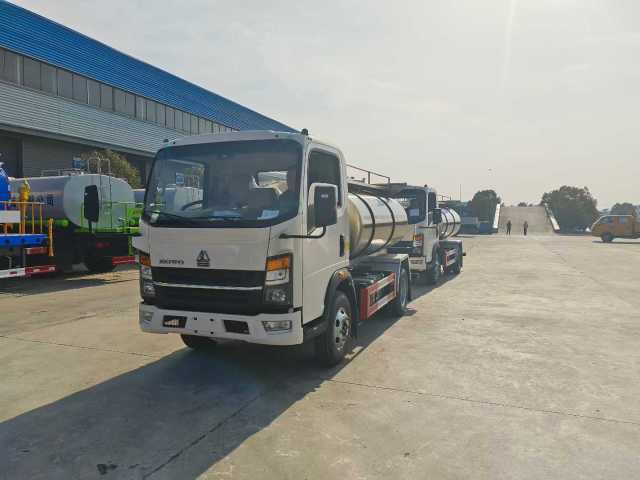 Heavy Duty Truck HOWO 4 × 2 Fresh Milk Transport Vehicle