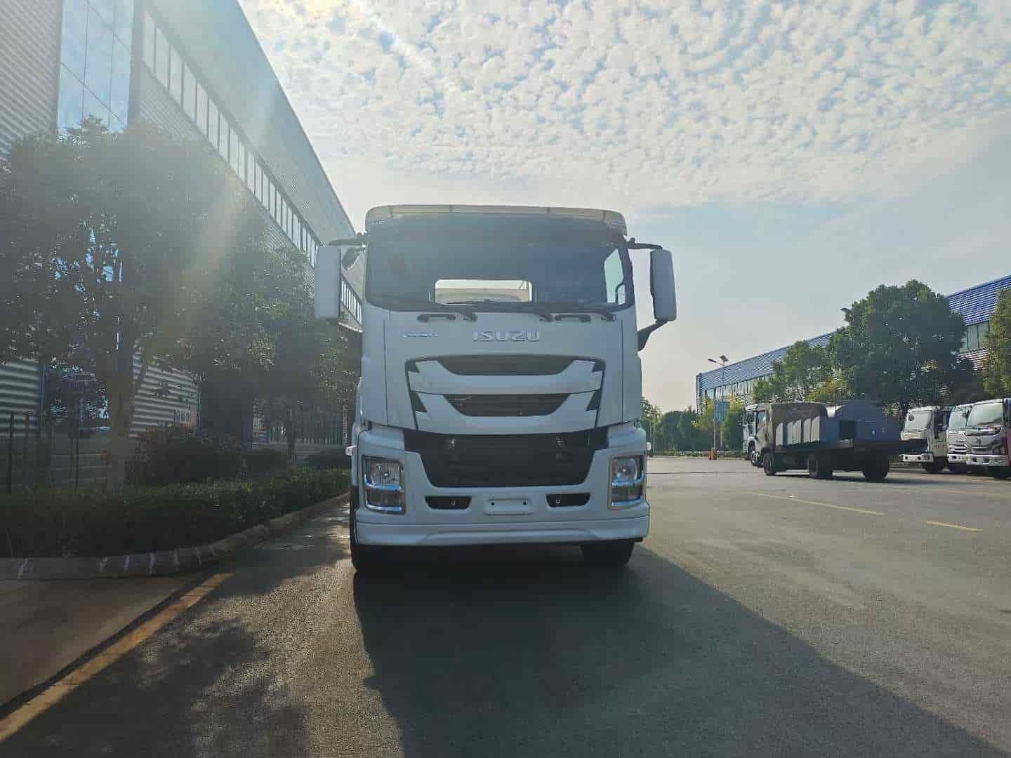 Isuzu 6 × 4 Fresh Milk Transport Vehicle