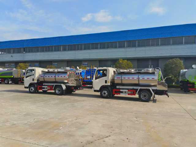 Heavy Duty Truck HOWO 4 × 2 Fresh Milk Transport Vehicle