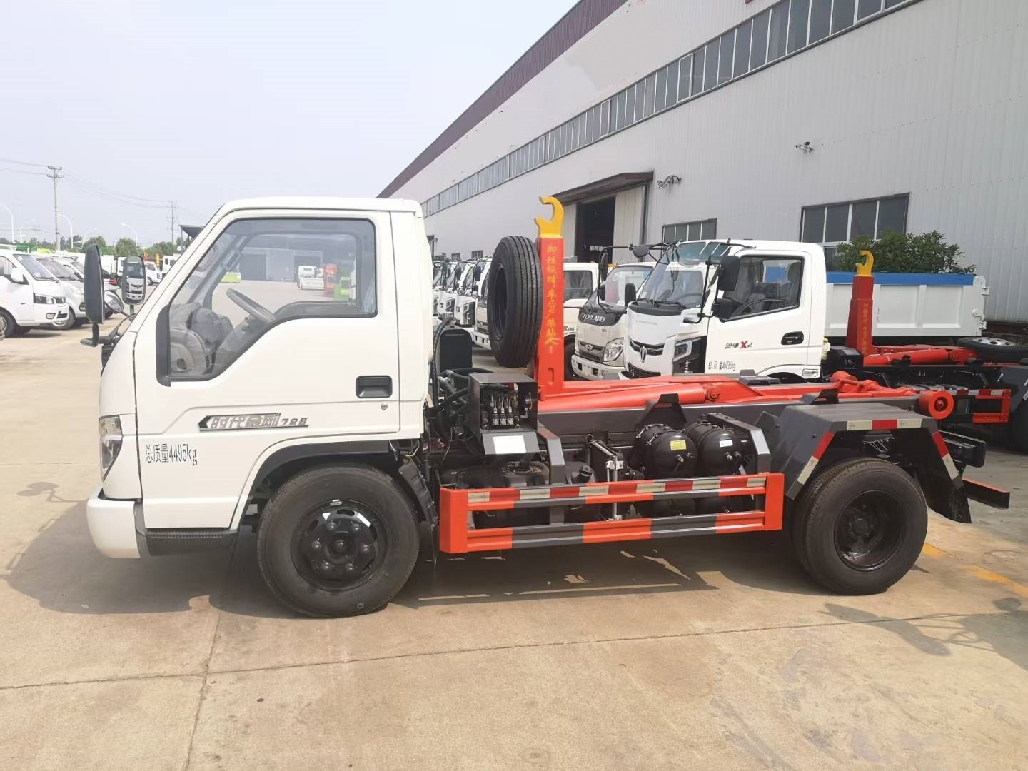 Foton 4X2 3-5 ton hook arm garbage truck