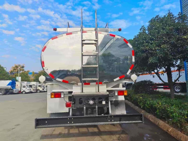 Isuzu 6 × 4 Fresh Milk Transport Vehicle