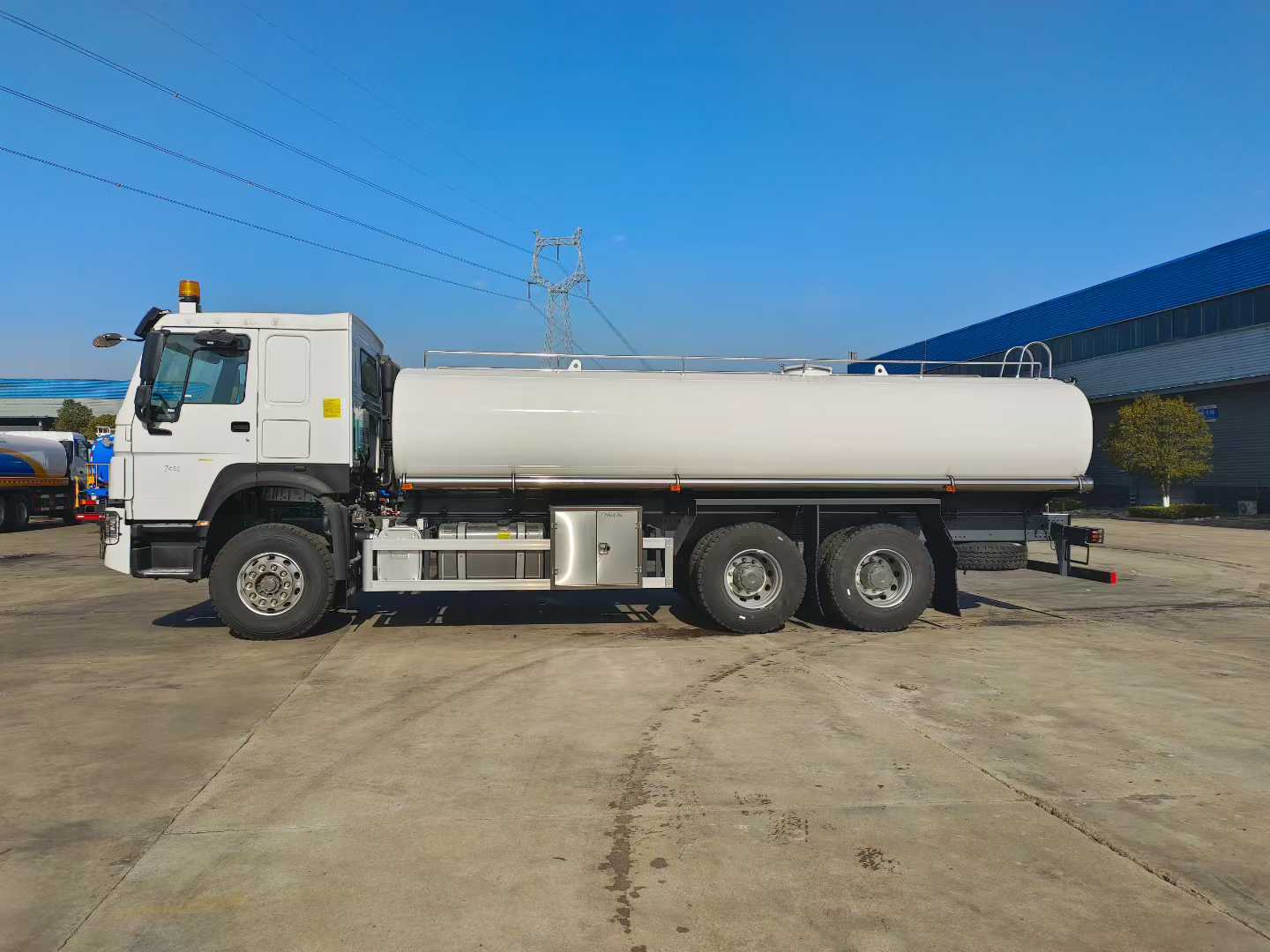 Heavy Duty Truck 6 × 4 Fresh Milk Transport Vehicle