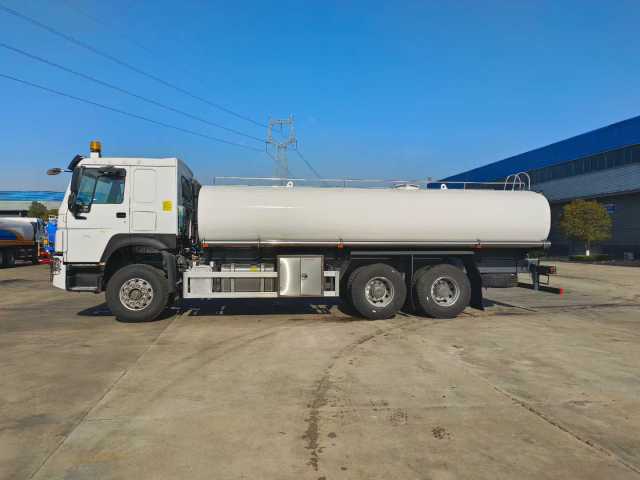 Heavy Duty Truck 6 × 4 Fresh Milk Transport Vehicle