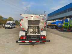 Heavy Duty Truck HOWO 4 × 2 Fresh Milk Transport Vehicle