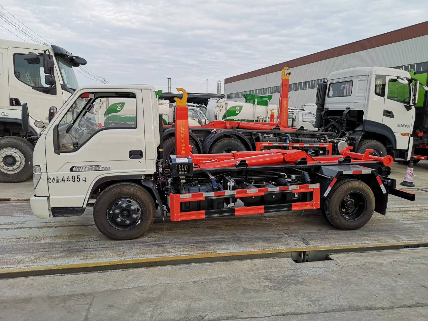 Futian Era 7-ton hook arm garbage truck