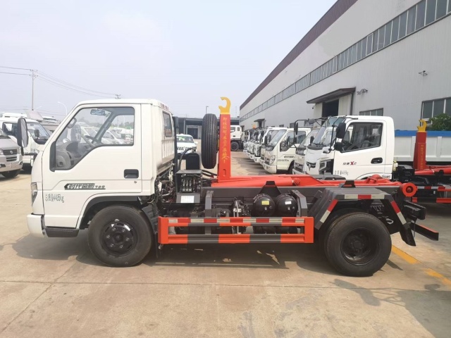 Foton 4X2 3-5 ton hook arm garbage truck