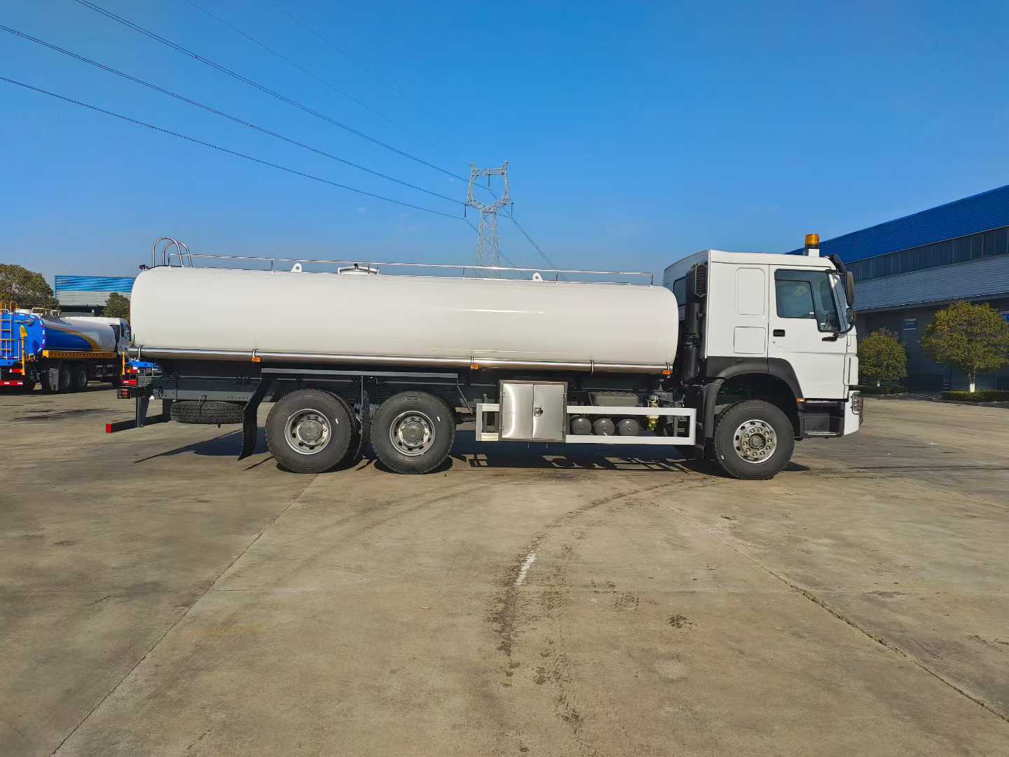 Heavy Duty Truck 6 × 4 Fresh Milk Transport Vehicle