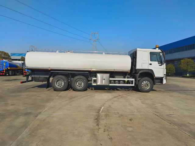 Heavy Duty Truck 6 × 4 Fresh Milk Transport Vehicle