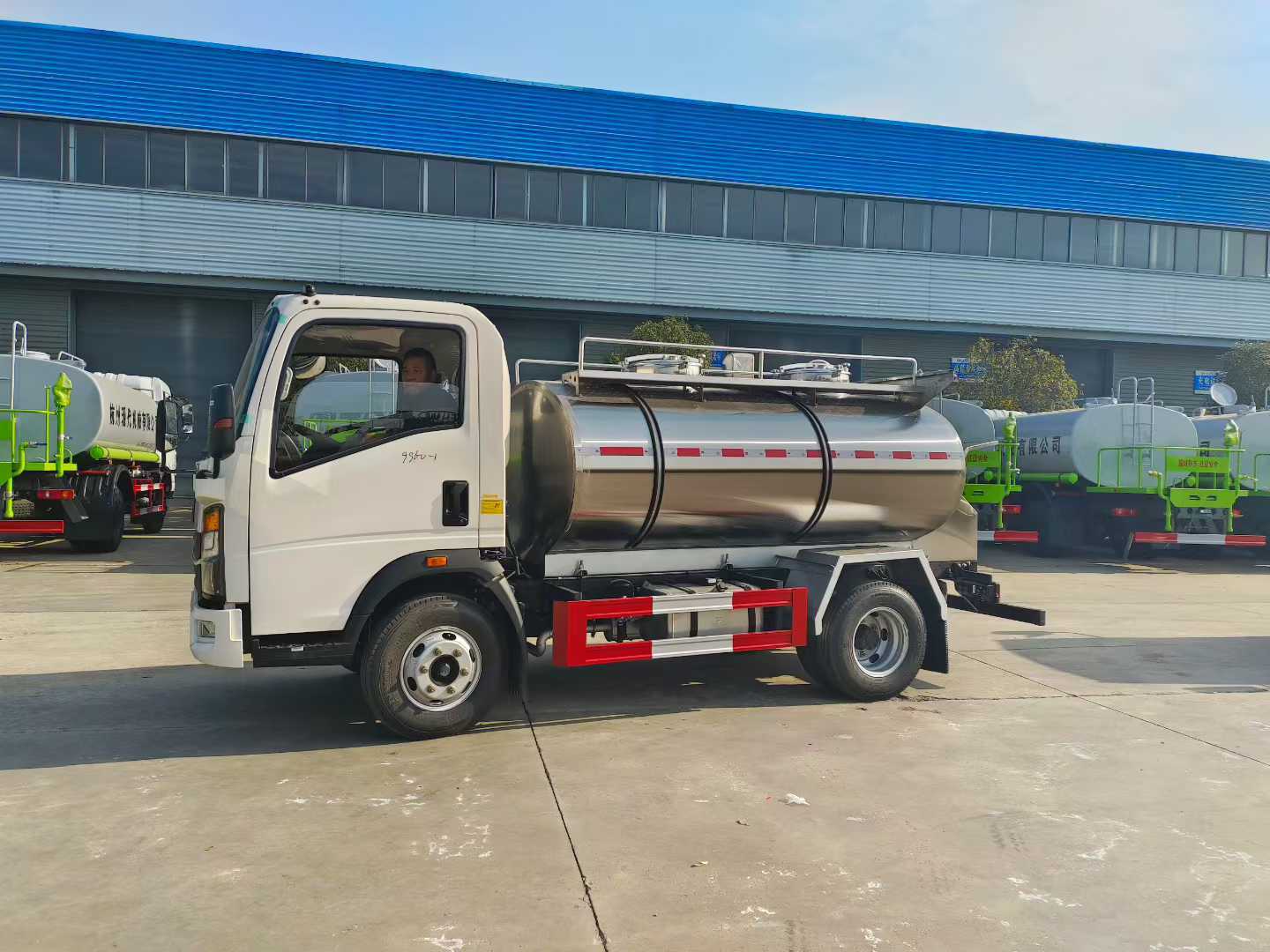 Heavy Duty Truck HOWO 4 × 2 Fresh Milk Transport Vehicle
