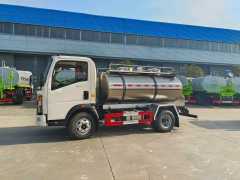 Heavy Duty Truck HOWO 4 × 2 Fresh Milk Transport Vehicle