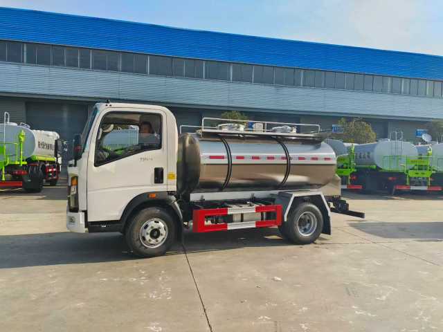 Heavy Duty Truck HOWO 4 × 2 Fresh Milk Transport Vehicle