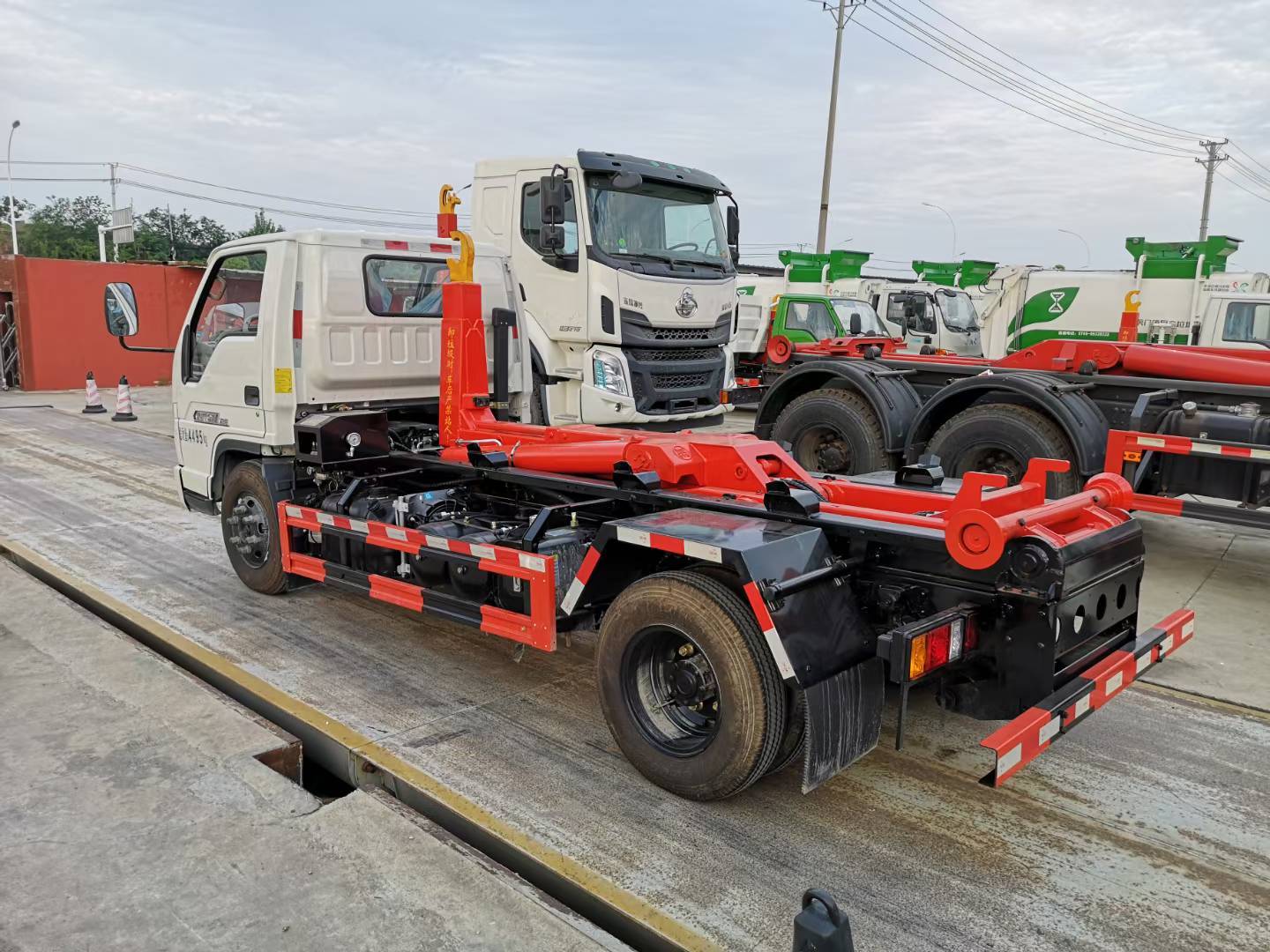 Futian Era 7-ton hook arm garbage truck
