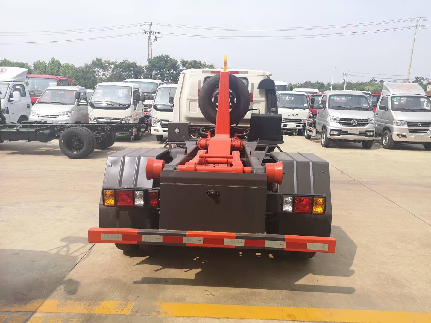 Foton 4X2 3-5 ton hook arm garbage truck