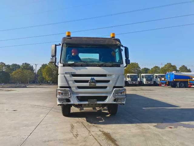 Heavy Duty Truck 6 × 4 Fresh Milk Transport Vehicle