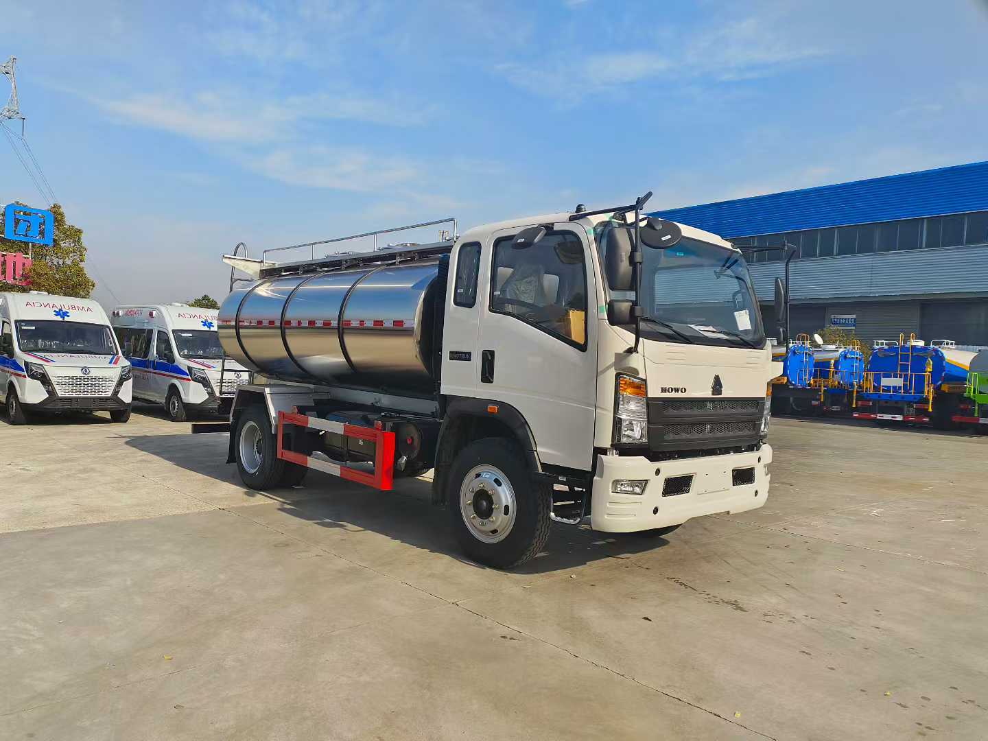 Heavy Duty Truck HOWO 4 × 2 Fresh Milk Transport Vehicle