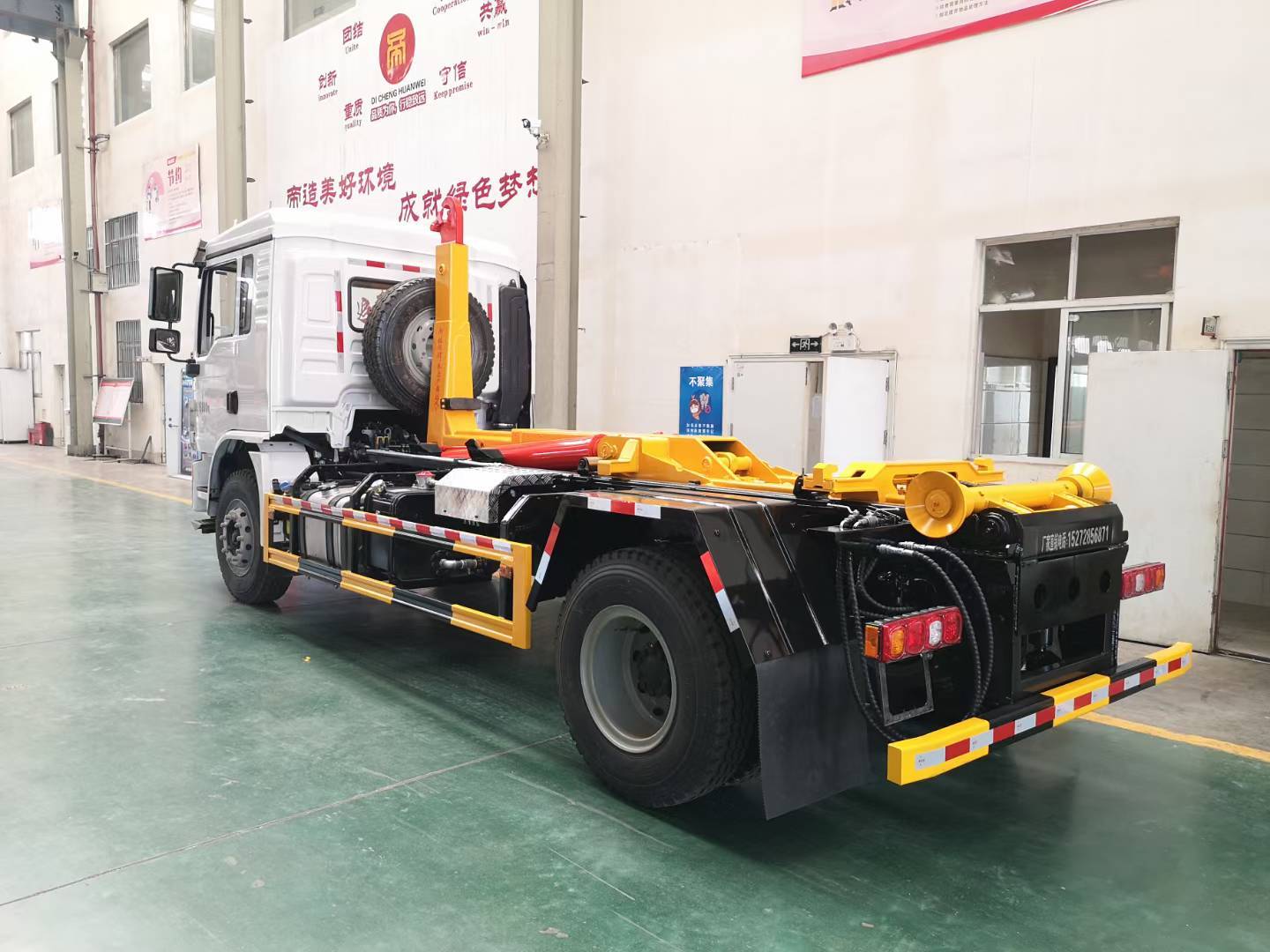SHACMAN 4X2 hook arm garbage truck