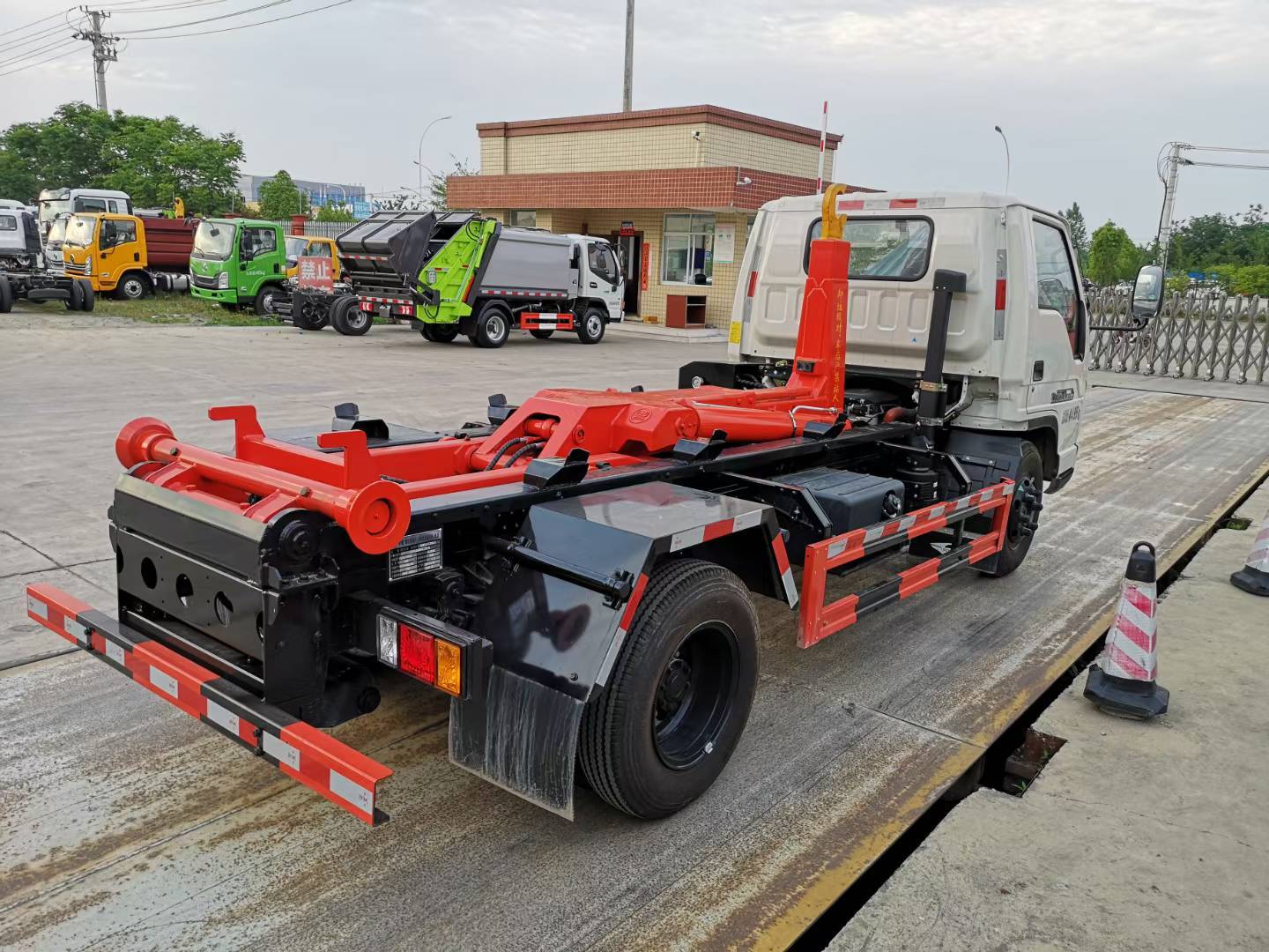 Futian Era 7-ton hook arm garbage truck