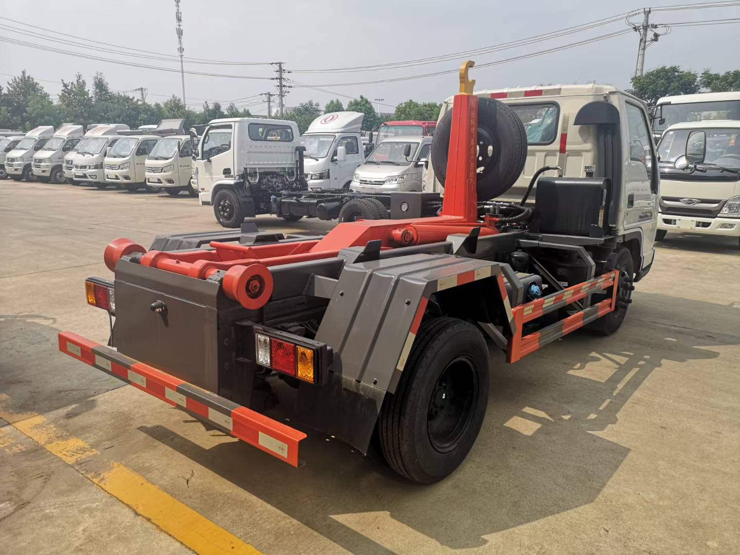 Foton 4X2 3-5 ton hook arm garbage truck