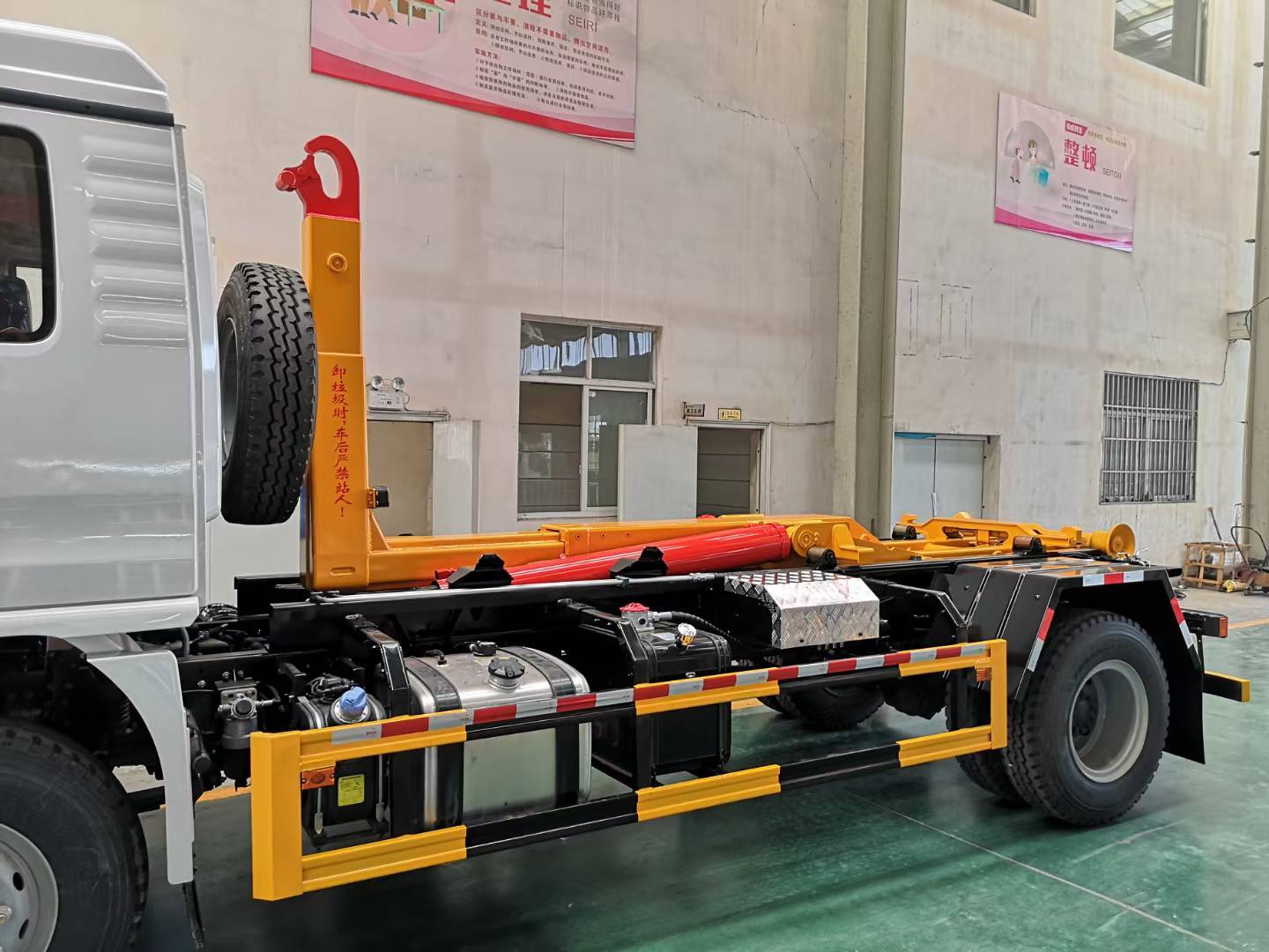 SHACMAN 4X2 hook arm garbage truck