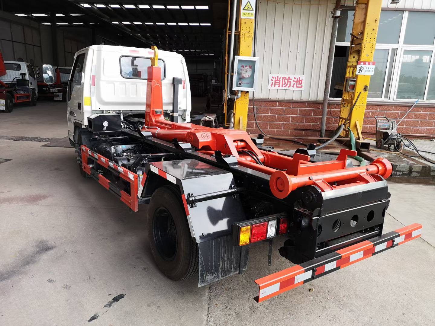 Futian Era 7-ton hook arm garbage truck