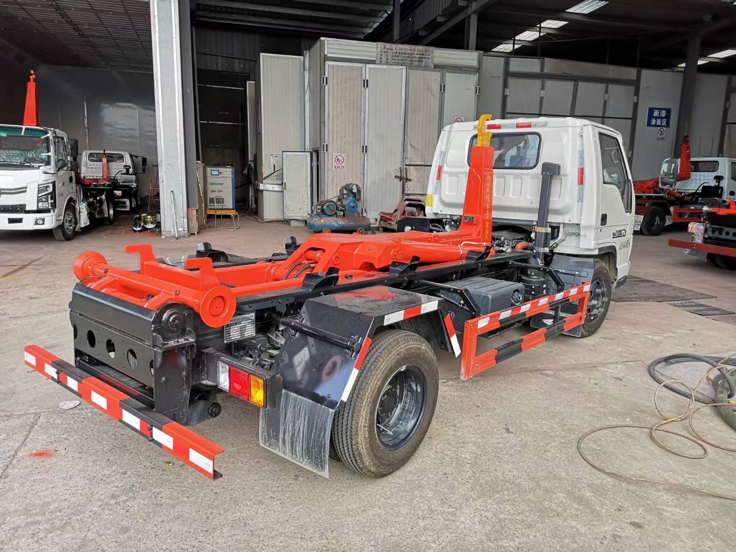 Futian Era 7-ton hook arm garbage truck