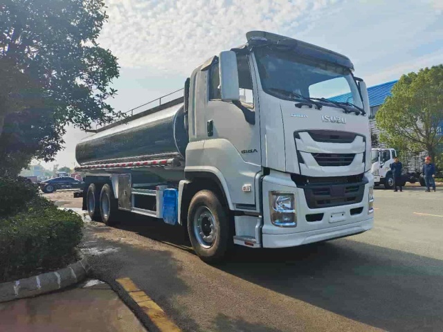 Isuzu 6 × 4 Fresh Milk Transport Vehicle