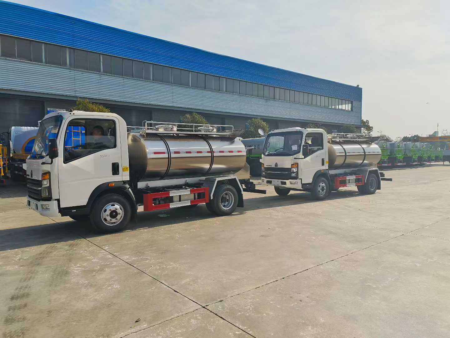 Heavy Duty Truck HOWO 4 × 2 Fresh Milk Transport Vehicle