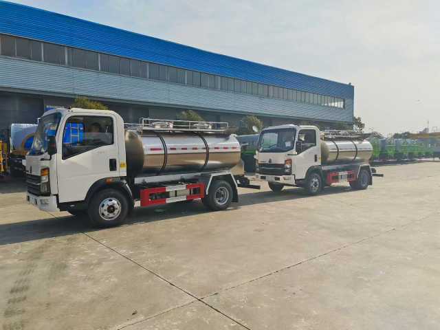 Heavy Duty Truck HOWO 4 × 2 Fresh Milk Transport Vehicle