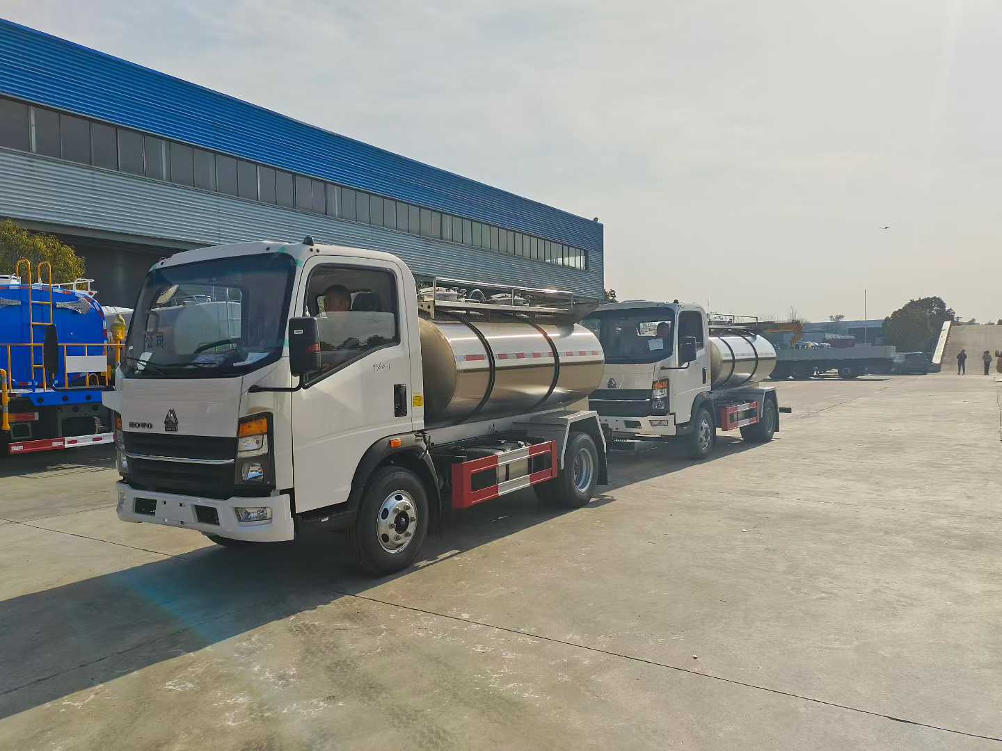 Heavy Duty Truck HOWO 4 × 2 Fresh Milk Transport Vehicle
