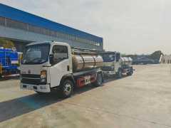 Heavy Duty Truck HOWO 4 × 2 Fresh Milk Transport Vehicle