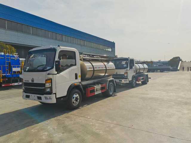 Heavy Duty Truck HOWO 4 × 2 Fresh Milk Transport Vehicle