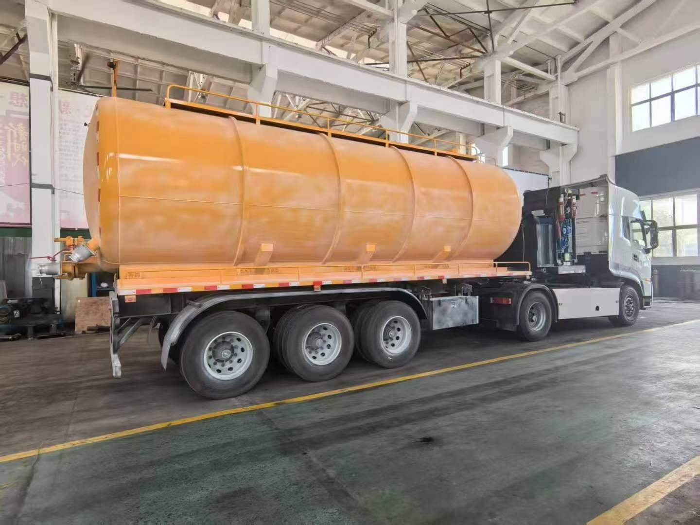 Customized sewage suction semi-trailer