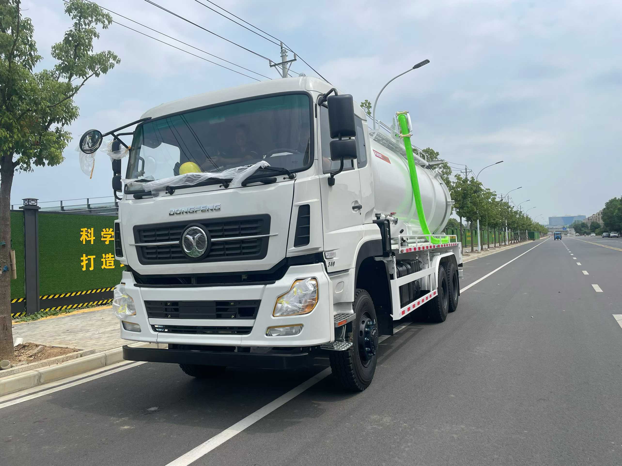 Dongfeng 6-wheel drive cleaning and suction truck