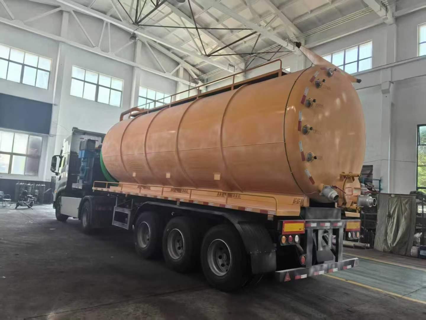 Customized sewage suction semi-trailer