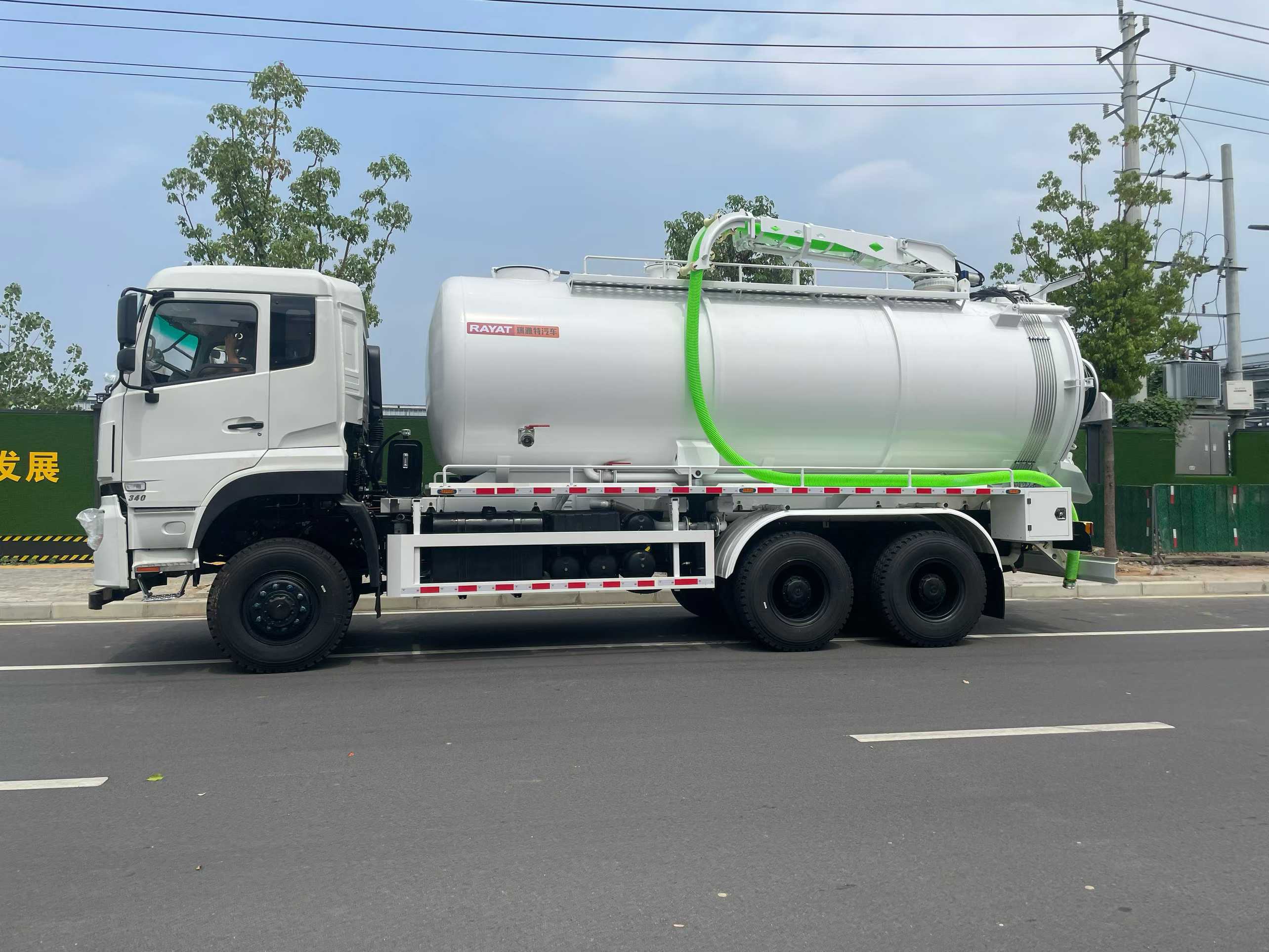 Dongfeng 6-wheel drive cleaning and suction truck