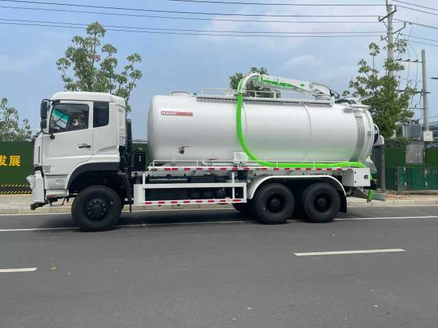 Dongfeng 6-wheel drive cleaning and suction truck