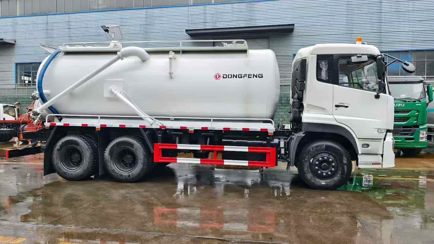 Dongfeng Tianlong rear double axle sewage suction truck