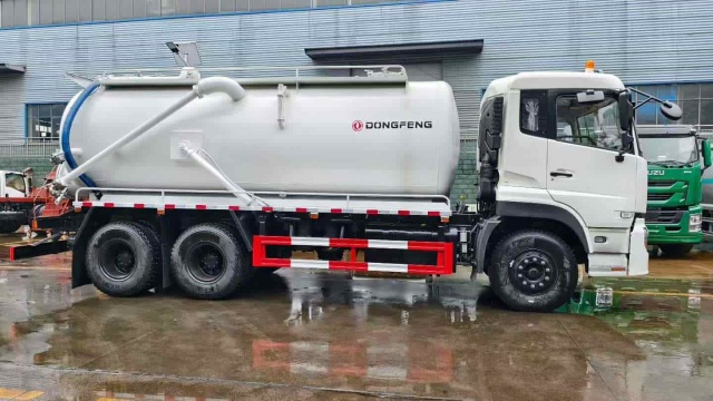 Dongfeng Tianlong rear double axle sewage suction truck