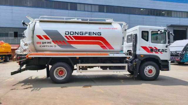 Dongfeng 4 × 2 sewage suction truck