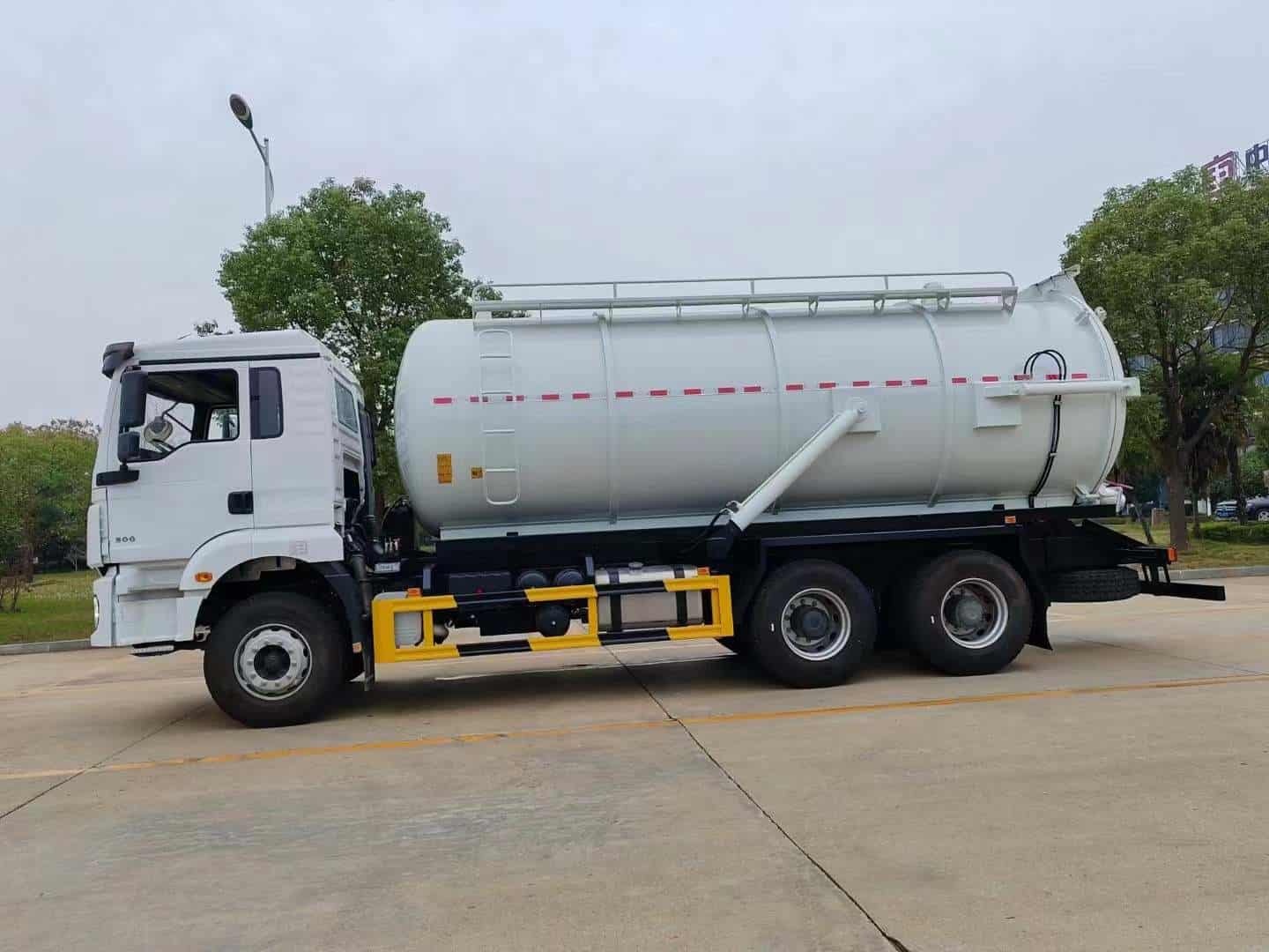 Shaanxi Automobile H3000 6 × 4 300 horsepower sewage suction truck