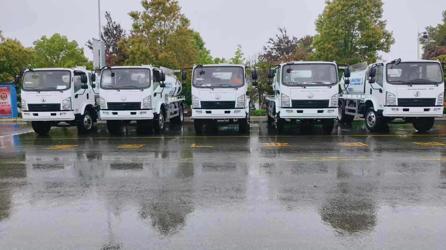 Shacman X9 4 × 2 sewage suction truck