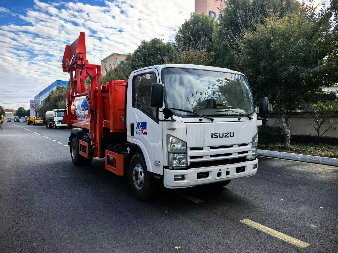 Isuzu 9-way multifunctional gripper side hanging bin garbage truck