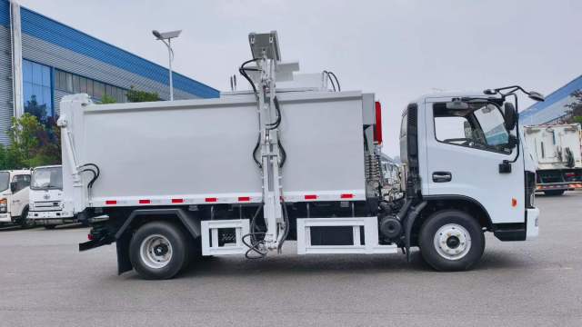 Dongfeng Dorica Side Hanging Bucket Garbage Truck