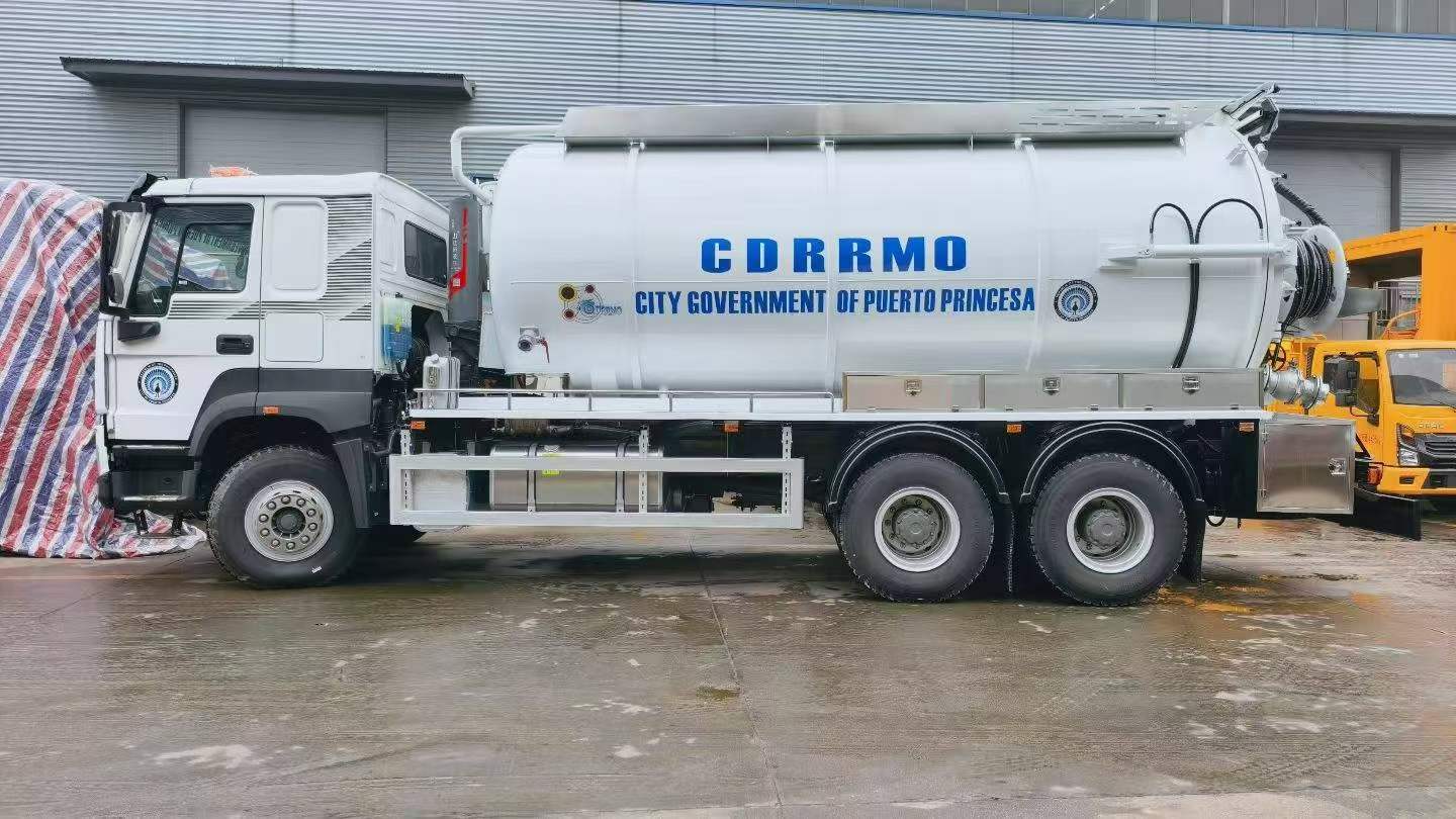 HOWO vacuum sewer cleaning truck