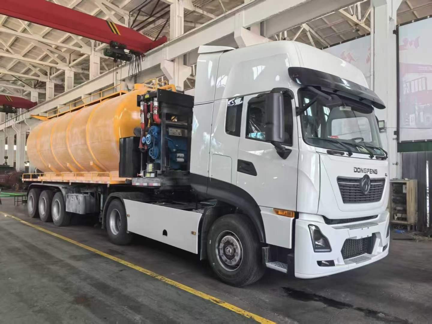 Customized sewage suction semi-trailer