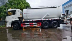 Dongfeng Tianlong rear double axle sewage suction truck