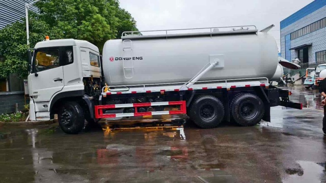 Dongfeng Tianlong rear double axle sewage suction truck