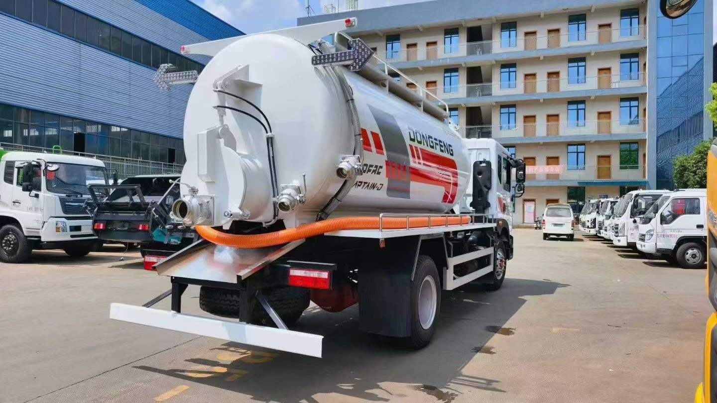 Dongfeng 4 × 2 sewage suction truck