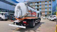 Dongfeng 4 × 2 sewage suction truck